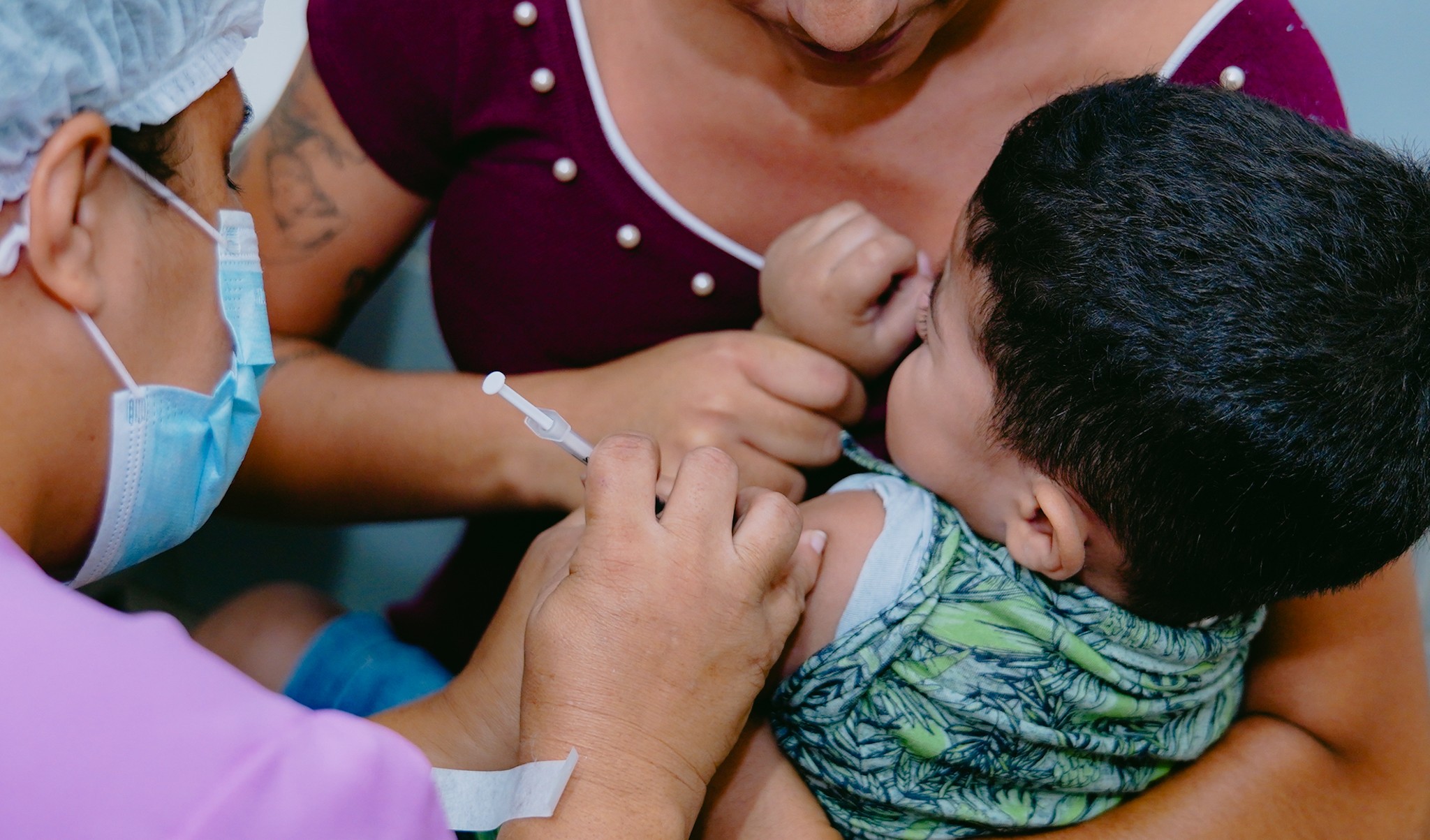 criança sendo vacinada 